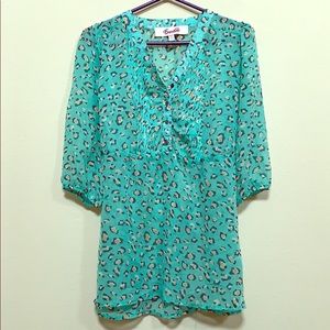 Francesca’s collections Cheetah print tunic with pleats